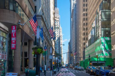 New York, ABD - Ekim 06, 2024: Güneşli bir günde Manhttan 'da şehir hayatı.