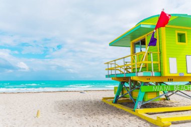 Miami Sahili 'nde bulutlu bir gökyüzünün altında cankurtaran kulesi. Florida, ABD