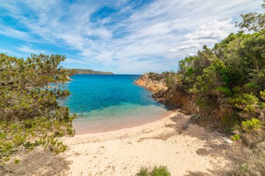 Baharda bulutlu bir günde küçük bir koy. Sardunya, İtalya