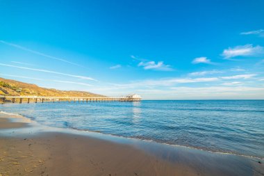 Gün batımında mavi gökyüzünün altında Malibu iskelesi. Kaliforniya, ABD