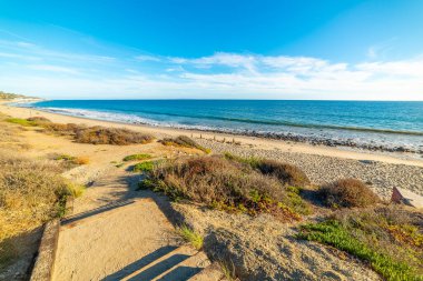 Malibu 'da kumsal. Gün batımında mavi gökyüzünün altında. Kaliforniya, ABD