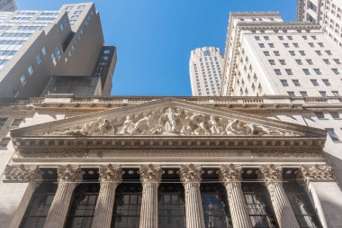 New York Borsası 'nın önü gökyüzü altında. New York City, ABD