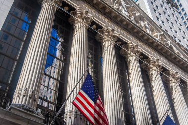 Aşağı Manhattan 'daki New York Borsası' nda Amerikan bayrağı. New York City, ABD