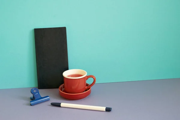 Cuaderno Bolígrafo Clip Taza Escritorio Púrpura Fondo Azul Espacio Trabajo — Foto de Stock
