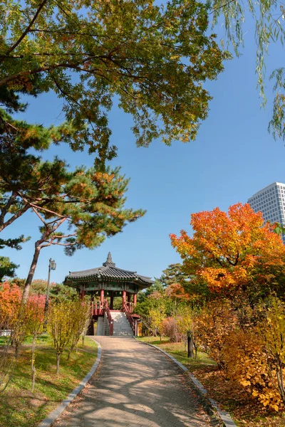 ソウルの遊園地紅葉と伝統館 — ストック写真