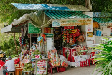 Da Lat, Vietnam - 31 Ekim 2022: Yerel market, sokak tezgahı süpermarket