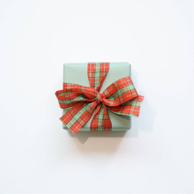 Beyaz arka planda yeşil hediye kutusu izole edilmiş. Üst görünüm, boşluk kopyala