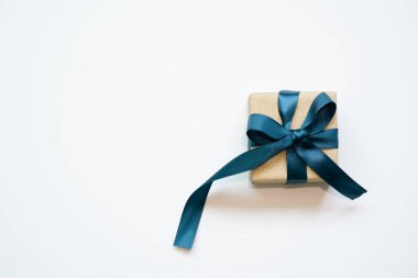 Beyaz arka planda izole edilmiş altın renkli hediye kutusu. Üst görünüm, boşluk kopyala