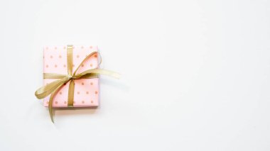 Beyaz arka planda izole edilmiş pembe hediye kutusu. Üst görünüm, boşluk kopyala