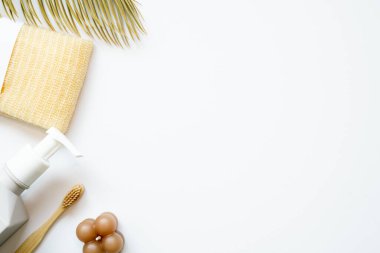 Banyo spa ürünleri. Şampuan, duş sabunu, havlu, beyaz arka planda diş fırçası. düz alan, üst görünüm, kopyala boşluk