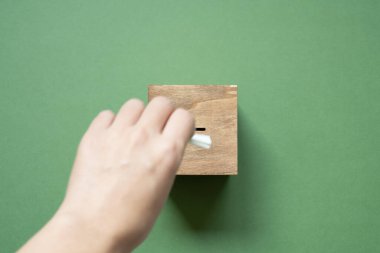 Yeşil arka plana tahta oy sandığı koyarak. en üstteki görünüm