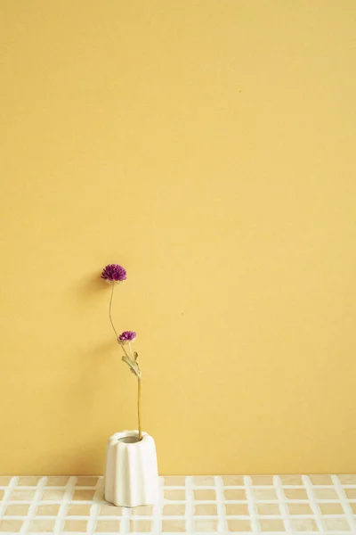 Ваза Фиолетового Цветка Столе Желтый Фон Минимальный Интерьер — стоковое фото