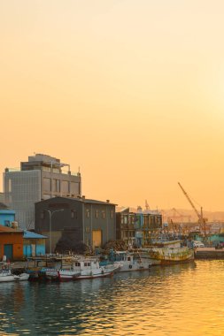 Keelung, Tayvan - 21 Mart 2023: Zhengbin Limanı balıkçı köyü gün batımı manzarası