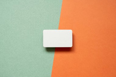 Yeşil ve kırmızı arka planda boş beyaz kartvizit not defteri. Üst vew, alanı kopyala