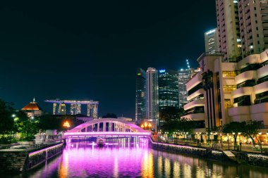 Singapur - 21 Ekim 2022: Şehir manzaralı Elgin Köprüsü ve Boat rıhtımının gece manzarası