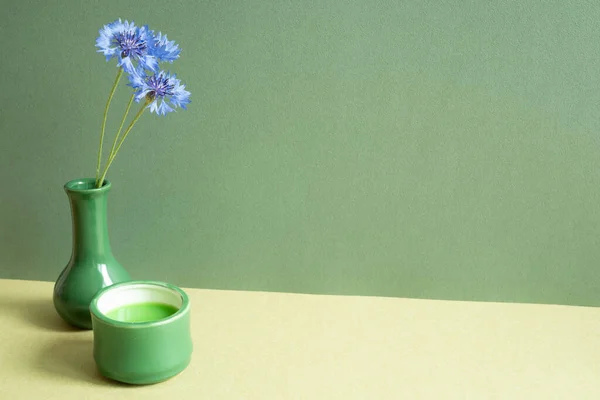 Зеленый Чай Ваза Фиолетового Цветка Столе Зеленый Фон Стены — стоковое фото
