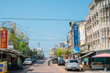 Pingtung, Tayvan - 15 Mart 2023 Fangliao Tren İstasyonu önündeki pazar caddesi