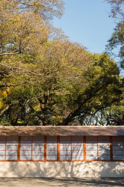 Japonya 'nın Nagoya şehrinde geleneksel yeşil ağaçlı Atsuta Tapınağı duvarı