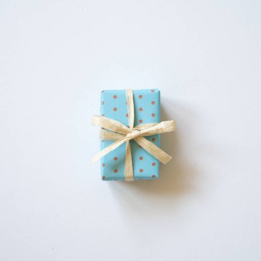 Gökyüzü mavi nokta desenli hediye kutusu beyaz arka planda izole edilmiş. Üst görünüm, boşluk kopyala