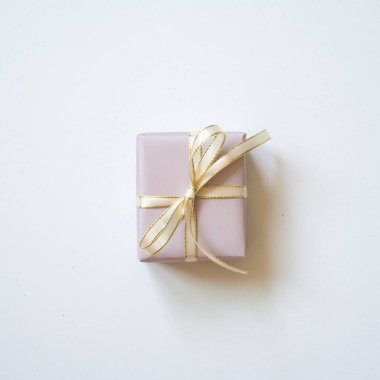 Pastel mor hediye kutusu beyaz arka planda izole edilmiş. Üst görünüm, boşluk kopyala