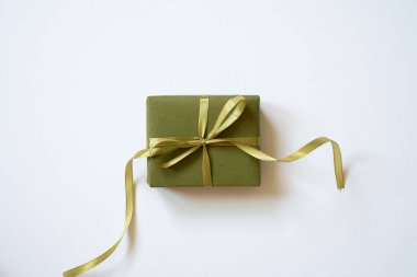 Haki yeşili hediye kutusu beyaz arka planda izole edilmiş. Üst görünüm, boşluk kopyala