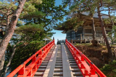 Zuiganji Tapınağı 'ndan Godaido ve Matsushima, Miyagi, Japonya' daki kırmızı köprü.