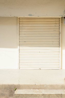 Penang, Malezya 'daki Georgetown' da kapalı bej kepenk kapısı ve minimal mimari