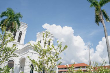 Penang, Malezya 'da palmiye ağacı olan Georgetown Hüküm Kilisesi