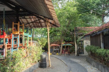 Penang, Malezya - 6 Temmuz 2023: Ormanlı Georgetown Hin Otobüs Deposu Kafe Caddesi