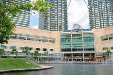 Kuala Lumpur, Malezya - 10 Temmuz 2023: KLCC Central Park ve Suria AVM