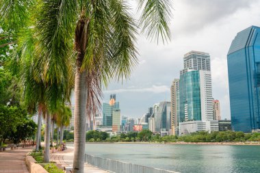 Bangkok, Tayland - 1 Temmuz 2023 Benchakitti Orman Parkı ve Sukhumvit gökdeleni