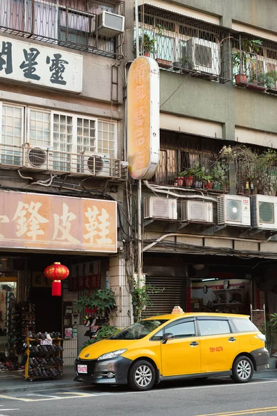 Taipei Taiwan March 2023 Retro Street Old Building Yellow Taxi — Stock Photo, Image
