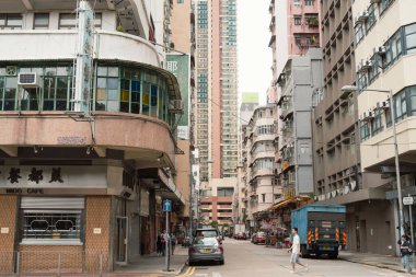 Hong Kong - 15 Eylül 2023: Yau Ma Tei sokak retro binası