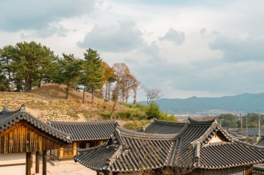 Kore 'nin Gyeongju şehrinde sonbaharda eski Seoak-dong köyü ve antik kraliyet mezarlarının manzarası.