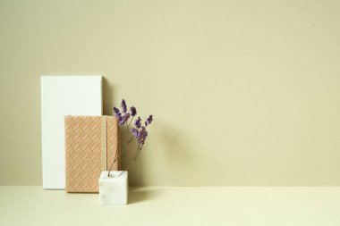 Not defteri, günlük, masadaki kuru çiçek vazosu. haki bej arkaplan