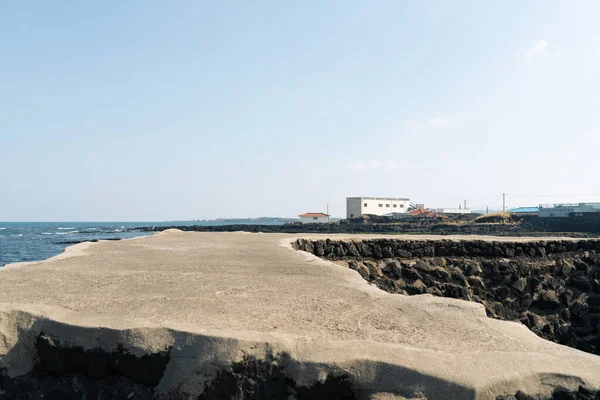 Jeju Adası, Kore 'deki deniz kenarı patika yolu ve kır evi.