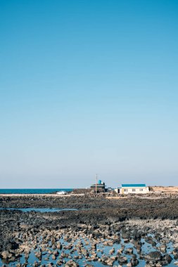 Jeju Adası, Kore 'deki Stone Beach ve evi.