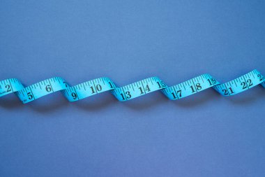 Lacivert arka planda bant ölçüsü. en üstteki görünüm