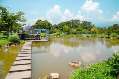 Jeju Adası, Kore - 22 Haziran 2021: Seogwipo Chilsimni Park gölet manzaralı