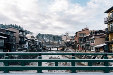 Japonya, Gifu 'da kış karlı Takayama köyü ve miyagawa nehri manzarası