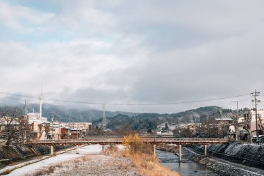Japonya, Gifu 'da kış karlı Takayama köyü ve miyagawa nehri manzarası