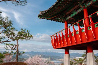 Chimsan Park geleneksel pavyon ve panoramik manzara İlkbaharda Daegu, Kore 'de