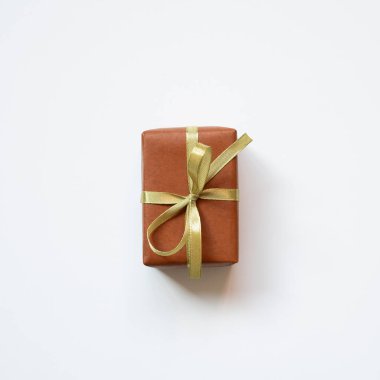 Kahverengi hediye kutusu beyaz arka planda izole edilmiş. en üstteki görünüm