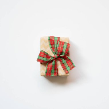 Kahverengi Kraft hediye kutusu beyaz arka planda izole edilmiş. en üstteki görünüm