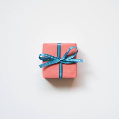 Beyaz arka planda izole edilmiş pembe hediye kutusu. en üstteki görünüm