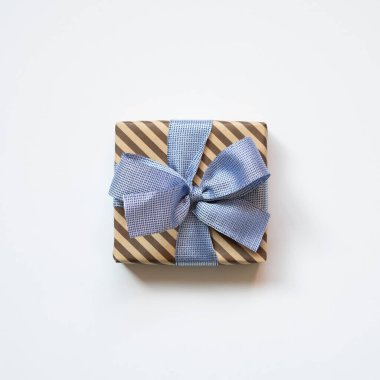 Kahverengi çizgili hediye kutusu beyaz arka planda izole edilmiş. en üstteki görünüm