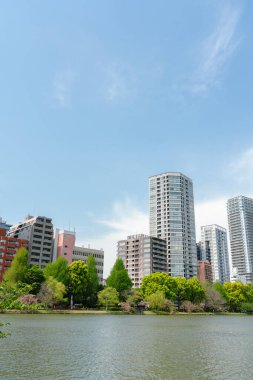 Ueno Park Shinobazu Gölü ve Tokyo, Japonya 'da ilkbaharda gökdelen