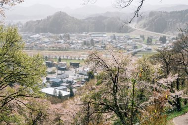 Japonya, Akita 'da ilkbaharda Kakunodate kasabası manzarası
