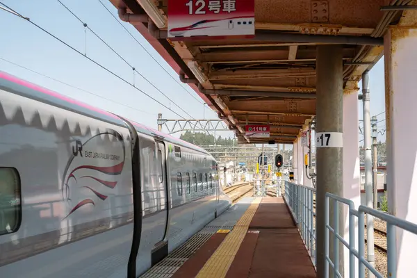 Akita, Japonya - 21 Nisan 2023 Kakunodate tren istasyonu platformu. Akita Shinkansen Komachi treni