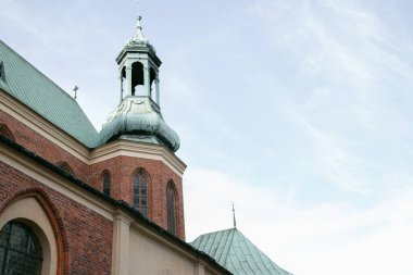 Polonya 'daki Ostrow Tumski' deki Poznan katedralinin kapanışı